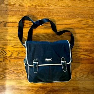 Baggallini messenger / courier bag